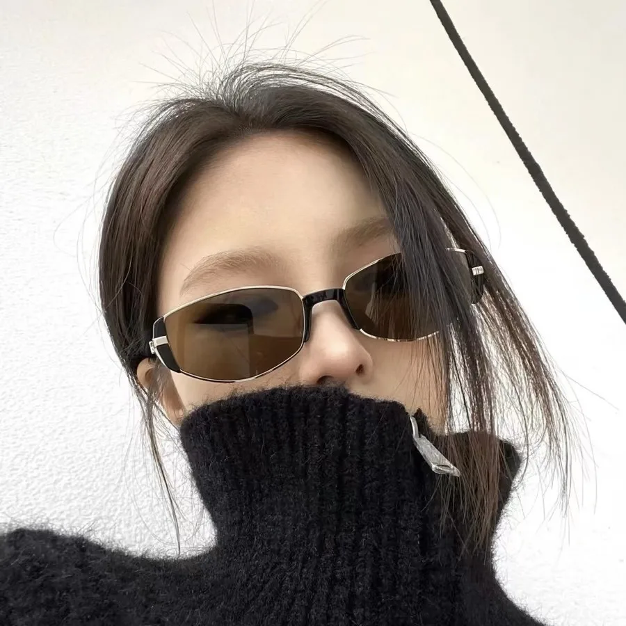 نظارات شمسية رائعة وفاخرة بإطار صغير عتيق على شكل عين القطة مقترنة بنظارات شمسية نسائية عصرية مقاومة للأشعة فوق البنفسجية