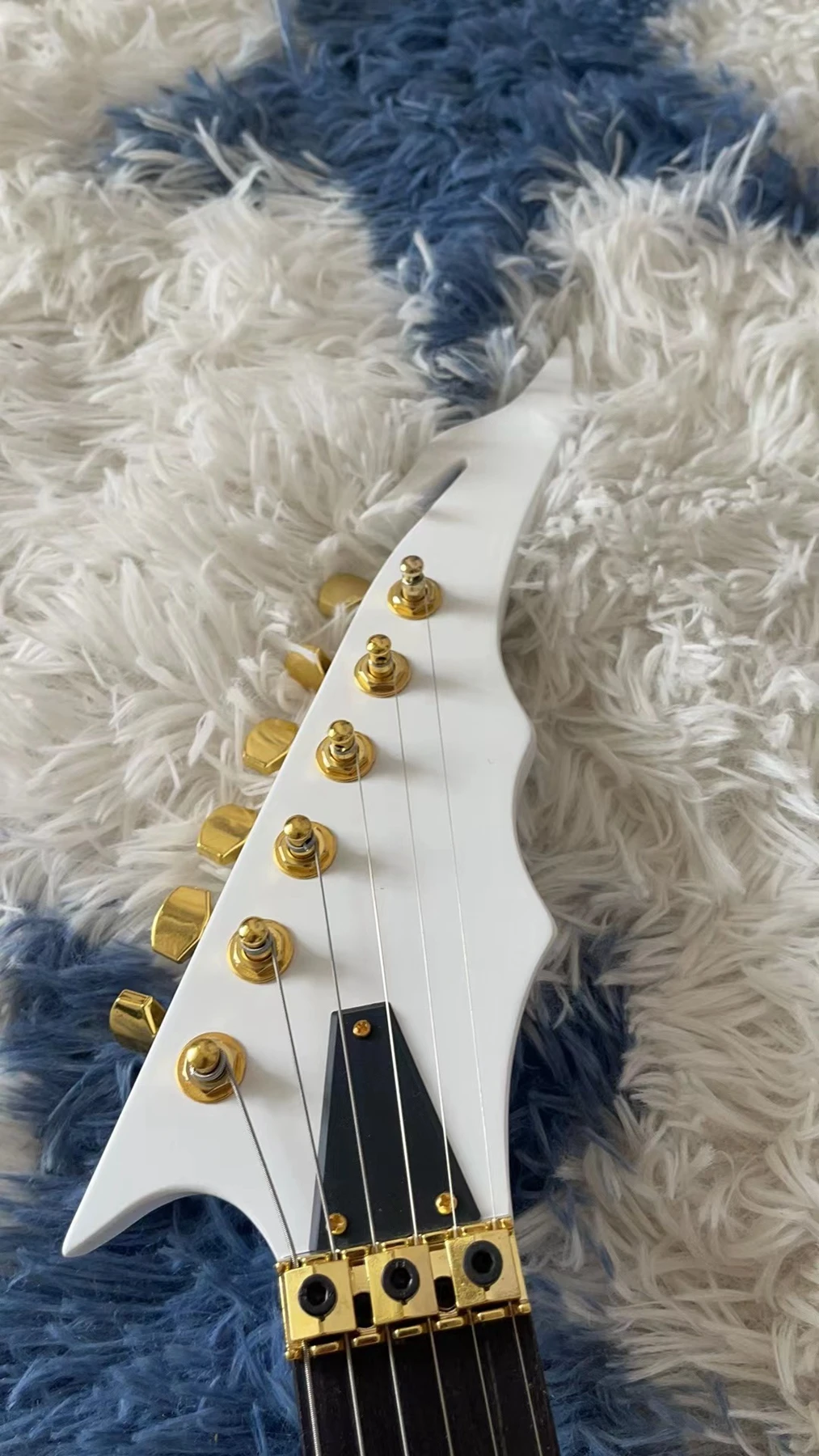 Rare guitar, white wing personalized high-end pickup, gold accessories