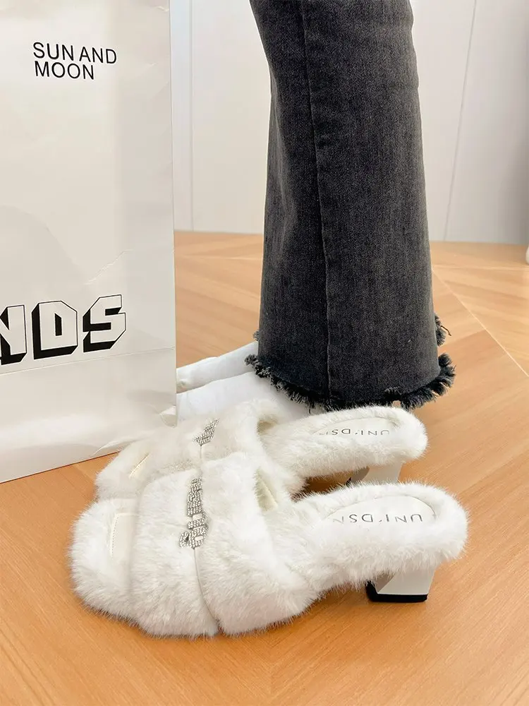 

Женские меховые тапочки на квадратном каблуке, блестящие слайды на платформе, слайдеры из флока средней длины, мягкие плюшевые мягкие тапочки из искусственной кожи, 2023