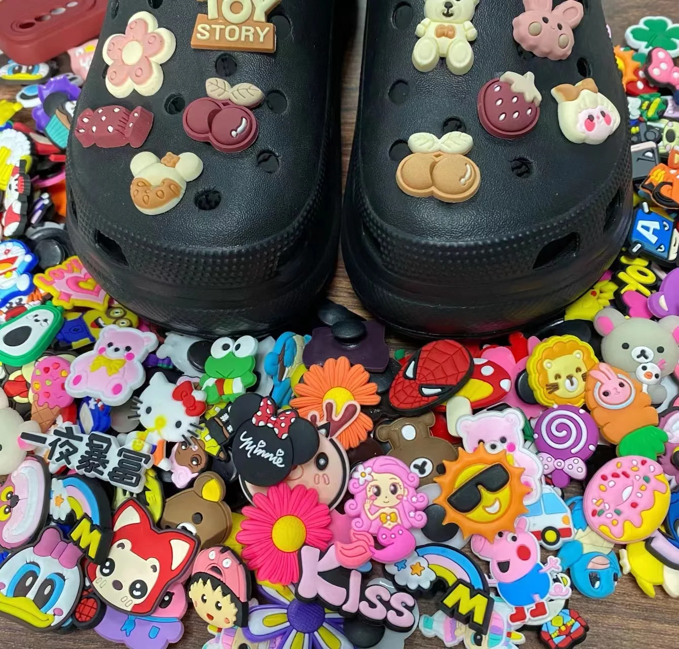 

Hot Sell 20-300PCS jibz Wholesale Random Cartoon Shoes Charms Decrations For Croc clogs Buckle Kids X-mas Gifts Shoe Accessories