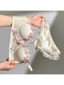 YUQI Ensemble de lingerie florale vintage Bralette en dentelle crème, soutien-gorge push up rétro pour femmes à petit buste sans fil brodé pur et sensuel