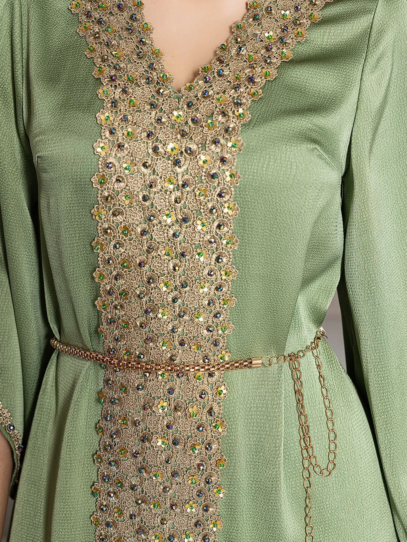 جلابية خضراء فاتحة بتفاصيل ذهبية