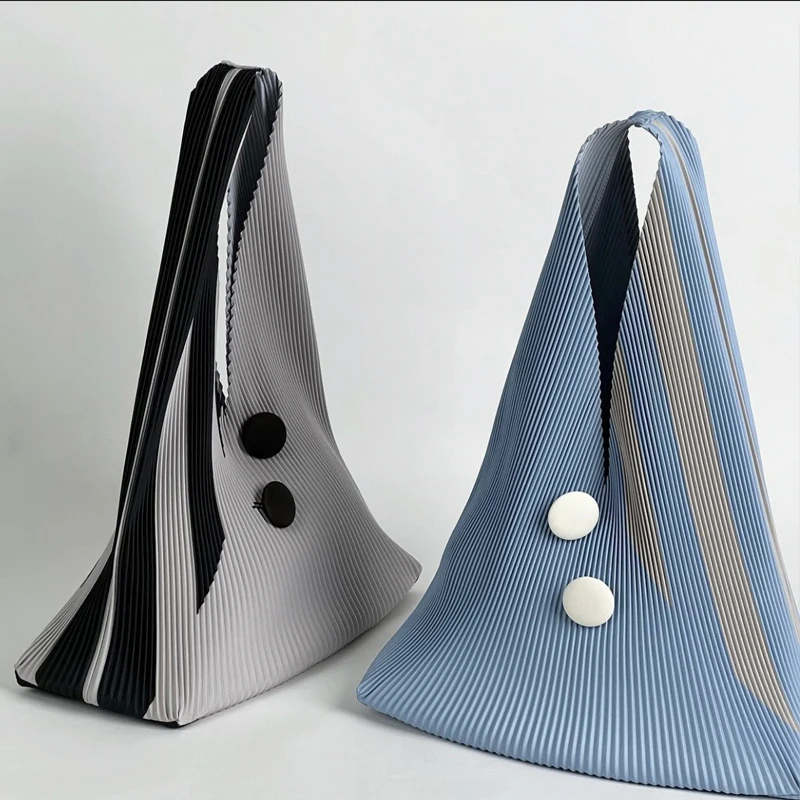 

Тканевая сумка в японском стиле для женщин, роскошная дизайнерская сумочка, кошелек, новинка 2023, из полиэстера, плиссированная Повседневная вместительная сумка в полоску на пуговицах