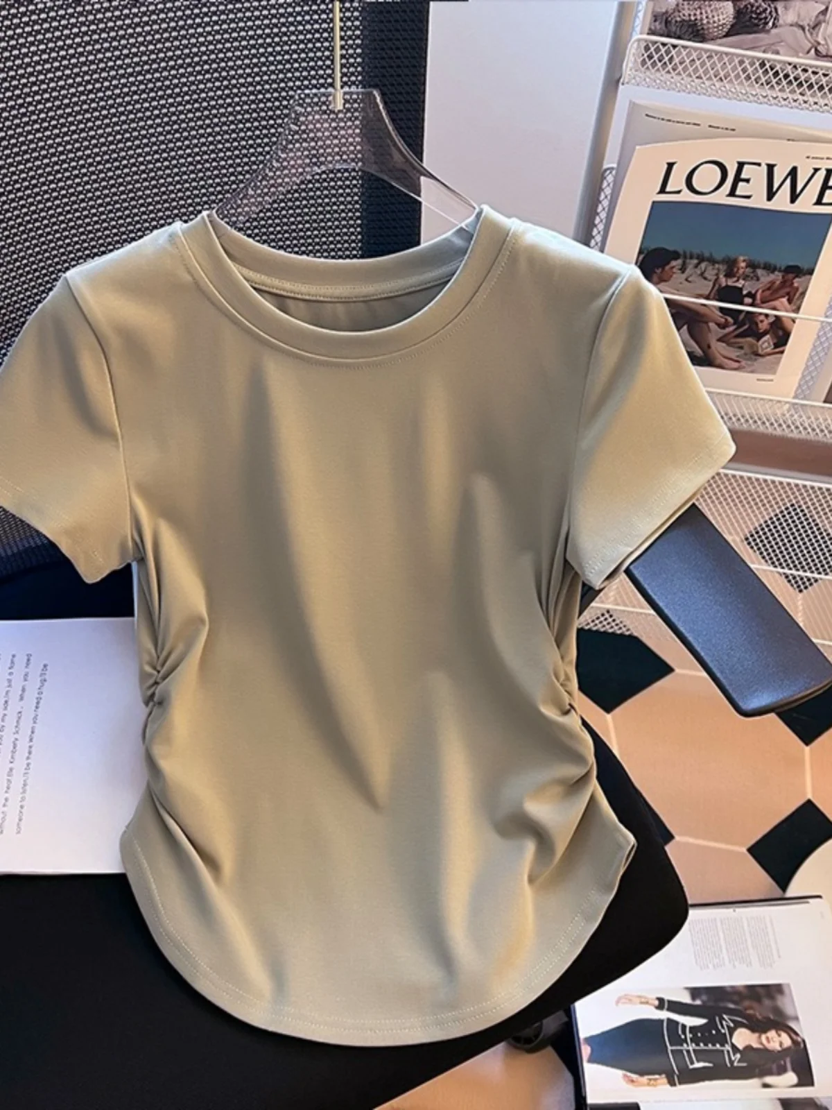 

Футболка женская с коротким рукавом, шикарный топ с круглым вырезом, однотонная плиссированная рубашка с асимметричным подолом, для отдыха, на лето