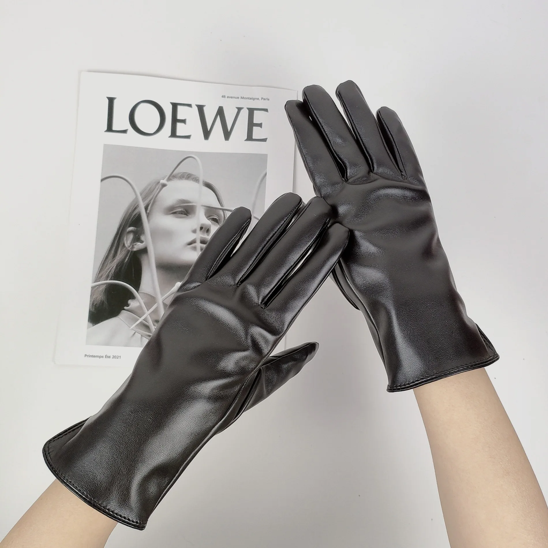 thumbnail image 1 of Guantes de cuero sintético con cadena de moda para mujer, cálidos y de terciopelo, gruesos, con dedos completos, para conducción al aire libre, con pantalla táctil, 1 of 5