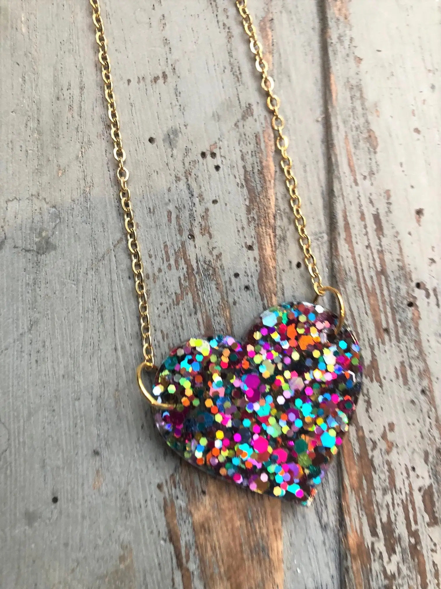 Customized multi-color handmade resin heart-shaped necklace and earrings can be worn on straps or ear hooks as jewelry gifts