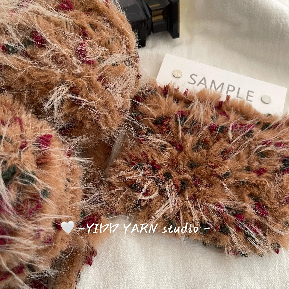 Шарф, шапка, футляр для голок, в'язані вручну з різноманітних видів пряжі, в'язані на голках, ручної роботи, з дрібним пряжев...