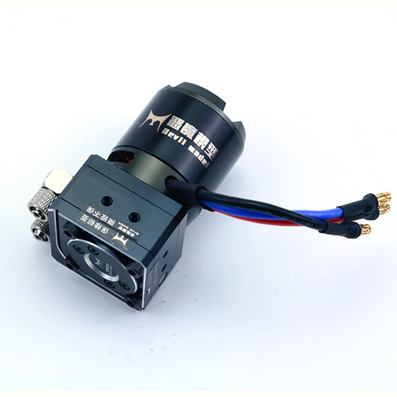 Vue latérale de la pompe hydraulique RC brushless haute pression pour excavatrice, avec étiquette de spécifications visible.