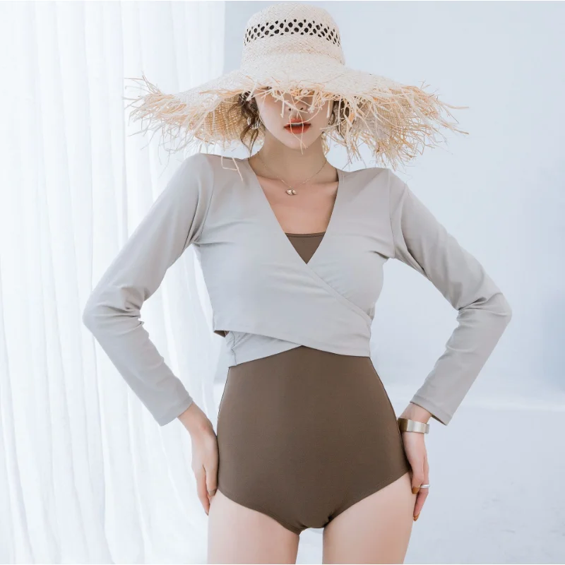 Купальник с контрастной расцветкой