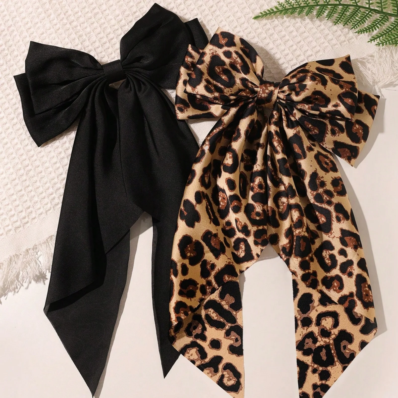 2er-Set Satin Leopard einfarbige Schleife lange schwimmende Federklammer Kopfschmuck Haarschmuck einfarbig Leopard Boho