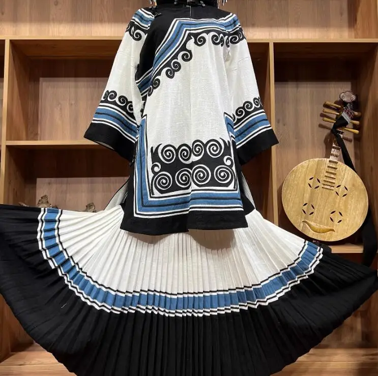 

Женское плиссированное платье китайского народа Yi, традиционное весеннее платье