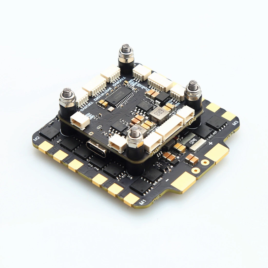 Détail des composants du contrôleur de vol F722 et ESC 90A pour drone FPV freestyle, avec microcontrôleur et MOSFETs.