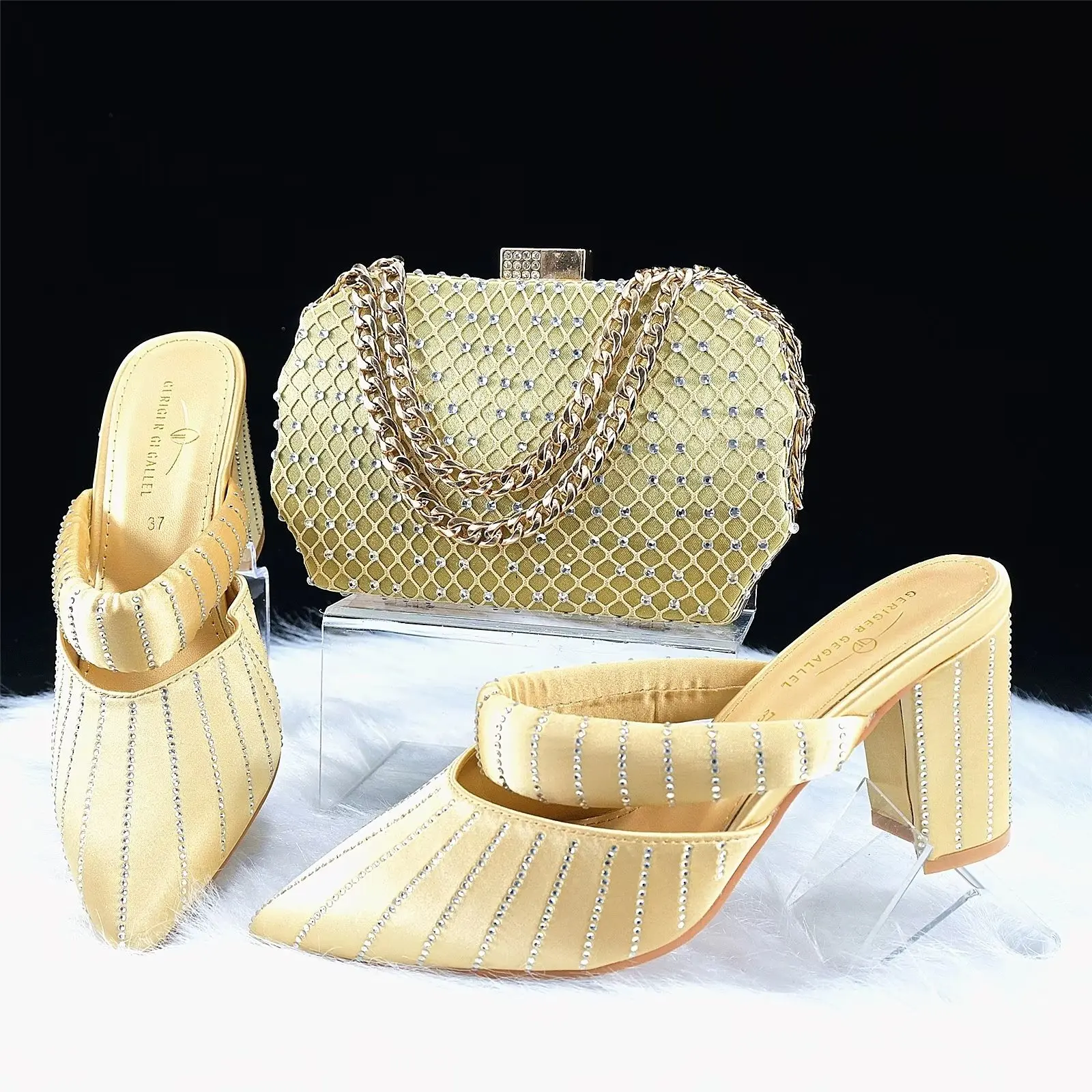 

2024 Italian Design Sexy Women's Mid Heels Nigerian Golden Sandals Water Diamond Inlaid Low Heels Beach Party Shoe Bag Set