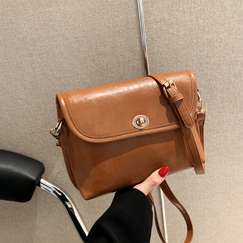 

Осенне-зимняя новая сумка почтальонка, модная маленькая квадратная сумка через плечо с замком и простой текстурой, яркая маленькая сумочка