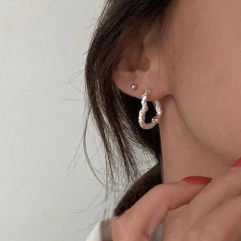 Sexy Vintage Textured Hollow Heart Hoop Earrings for Women Silver Color Gloden Temperament Huggies Jewelry Party Wedding Gifts