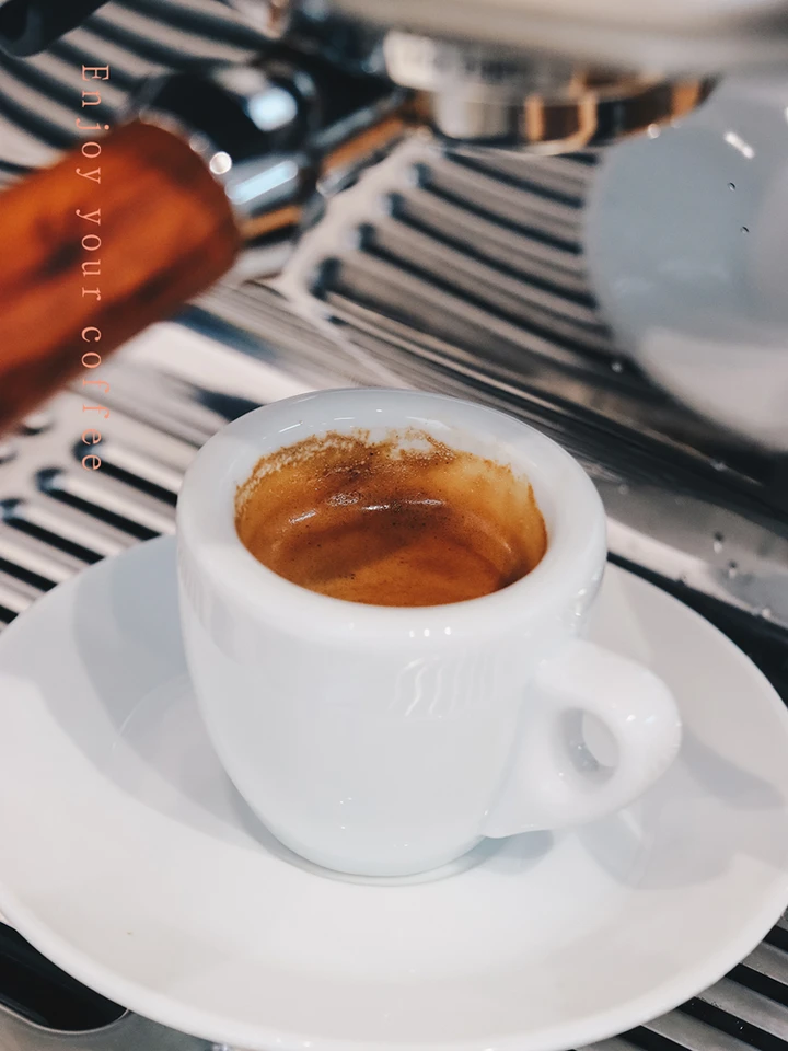 Ensemble de tasses à expresso et soucoupes, niveau professionnel