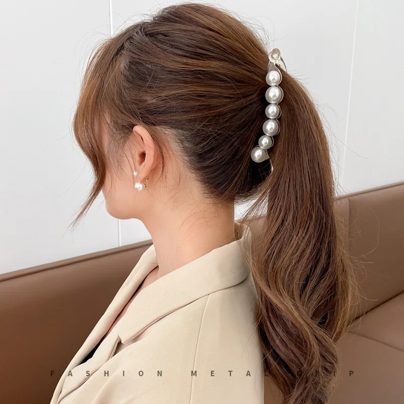 Pregadeira de cabelo banana com pérolas para rabo cavalo_voghion.com