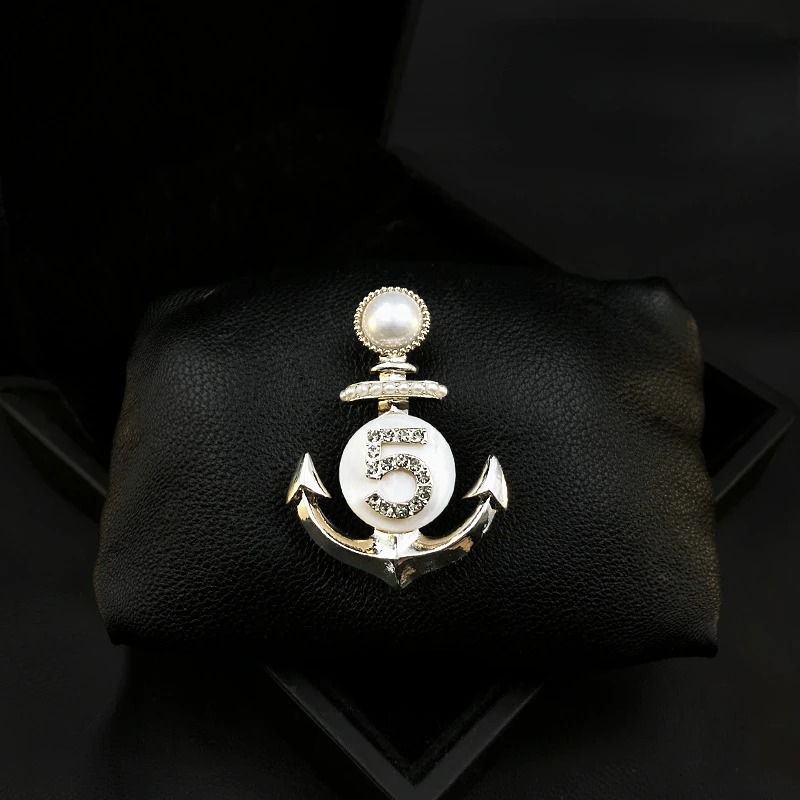 

New Boat Anchor Brooch Clothes Accessories Women Men Natural Shell Corsage Coat Pin New Year Gifts Pearl Rhinestone Jewelry Pins