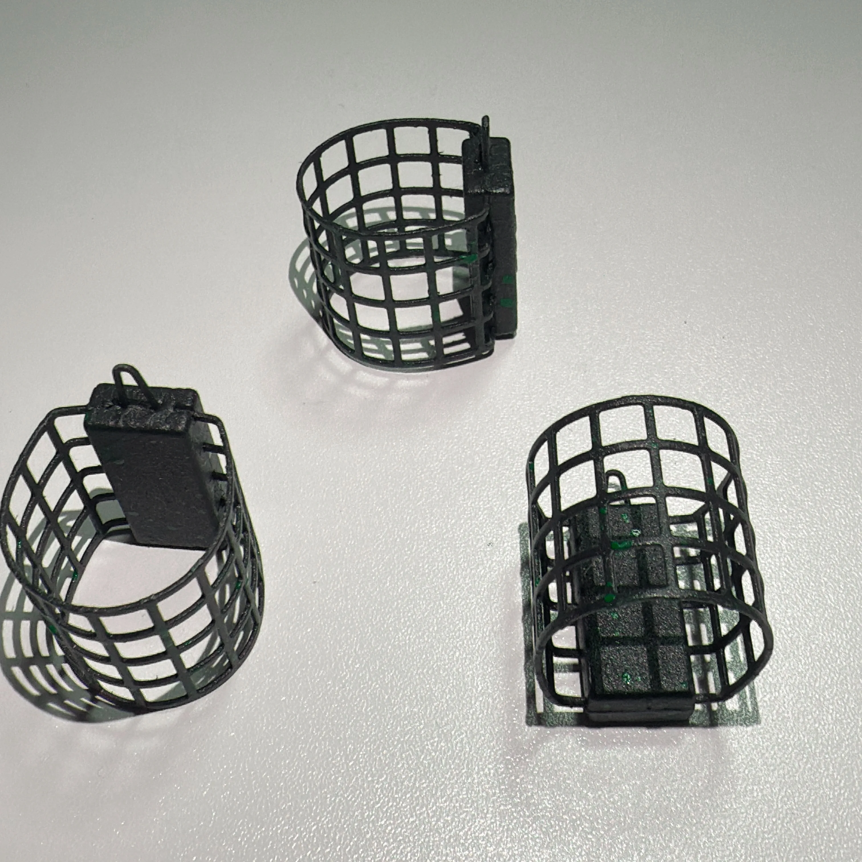 최신 미니 4칸 낚시 미끼 케이지, 납 싱커가 있는 스테인리스 스틸 낚시 케이지, 10g, 15g, 20g, 30g, 40g, 50g, 다양한 모델의 고품질 낚시 미끼 케이지.