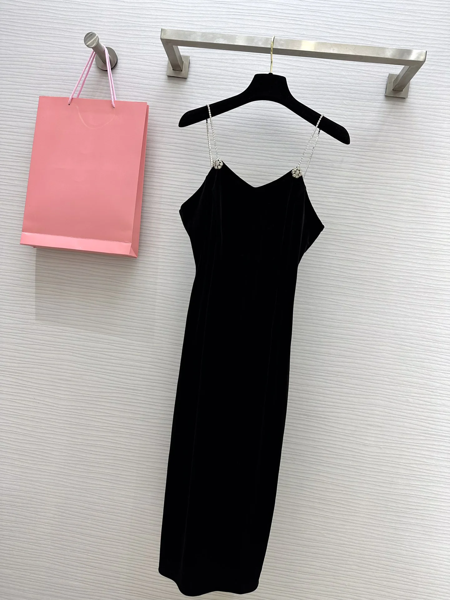 

New autumn and winter, silk velvet dress with chain suspender, sexy V-neck, light dress, silk velvet texture