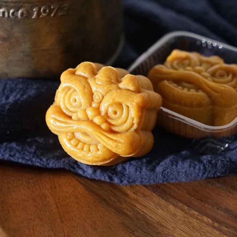 

Plastic Material 3D Lion Shapes Thickened Moon Cake Moulds Cantonese Hand Press