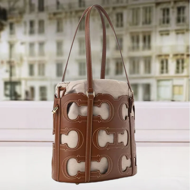Borsa a Spalla da Donna CH, Design Traforato di Alta Moda, Grande Capacità, Colore Unico Semplice