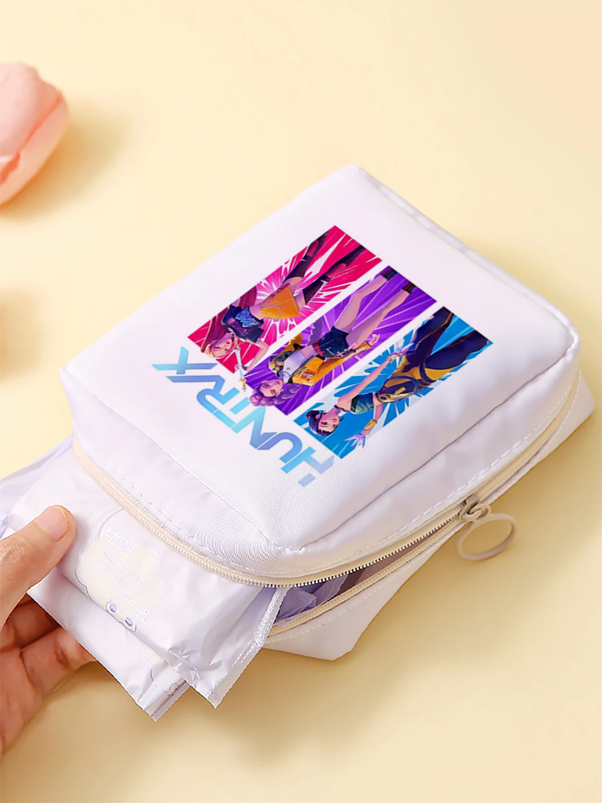 Cartoon pattern printed sanitary napkin storage bag, women's lightweight tissue bag, sanitary tissue bag