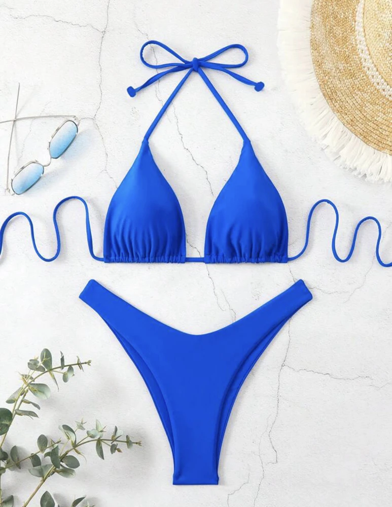 Bikini brasiliano indossato, vista frontale