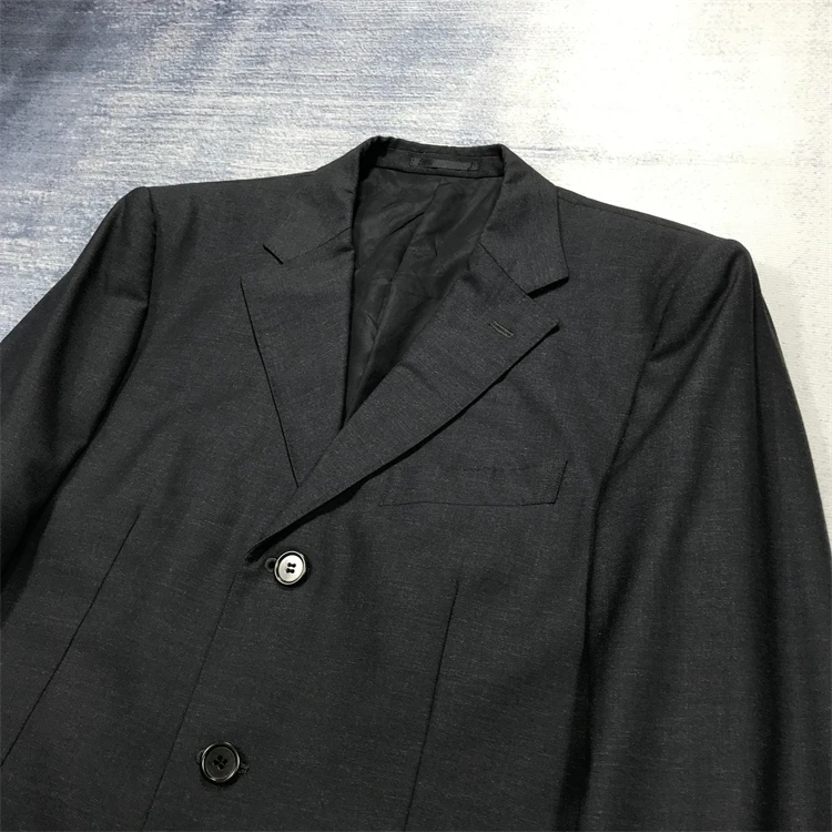 

Испытайте роскошь хорошо обработанного мужского костюма: высококачественная ткань и пошив 1-21 5247