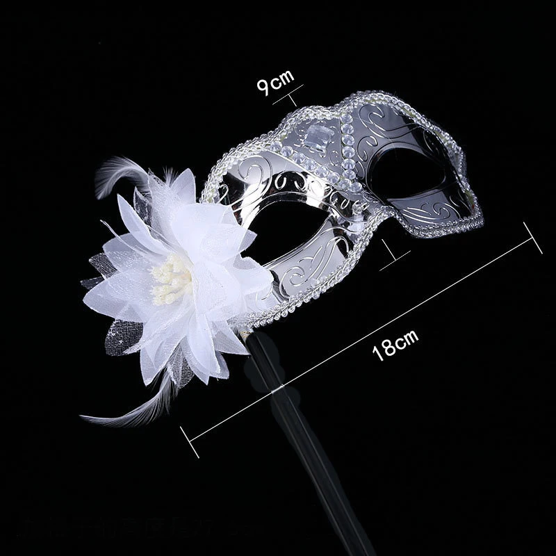 Détail du pince-nez ajustable et des coutures renforcées du masque chirurgical N95.