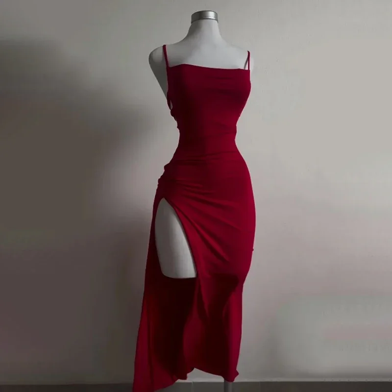 فستان أحمر بظهر مفتوح وربطات أنيقة