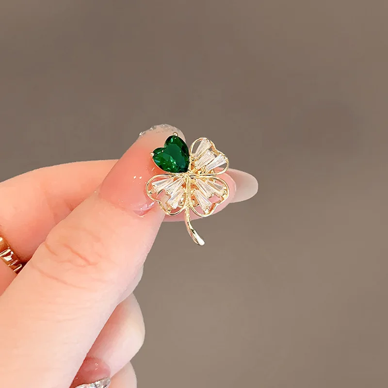 Elegant Green Clover Brooch - Refined Niche Design