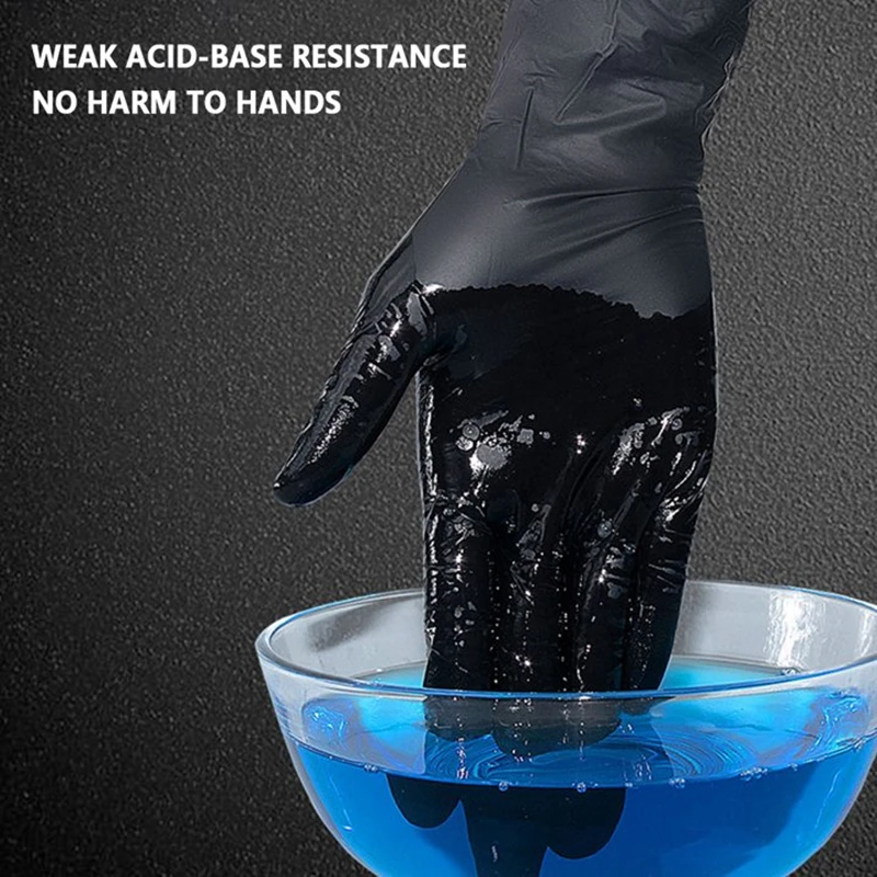 Mains portant des gants nitrile jetables noirs pour illustrer leur utilisation en protection sanitaire.