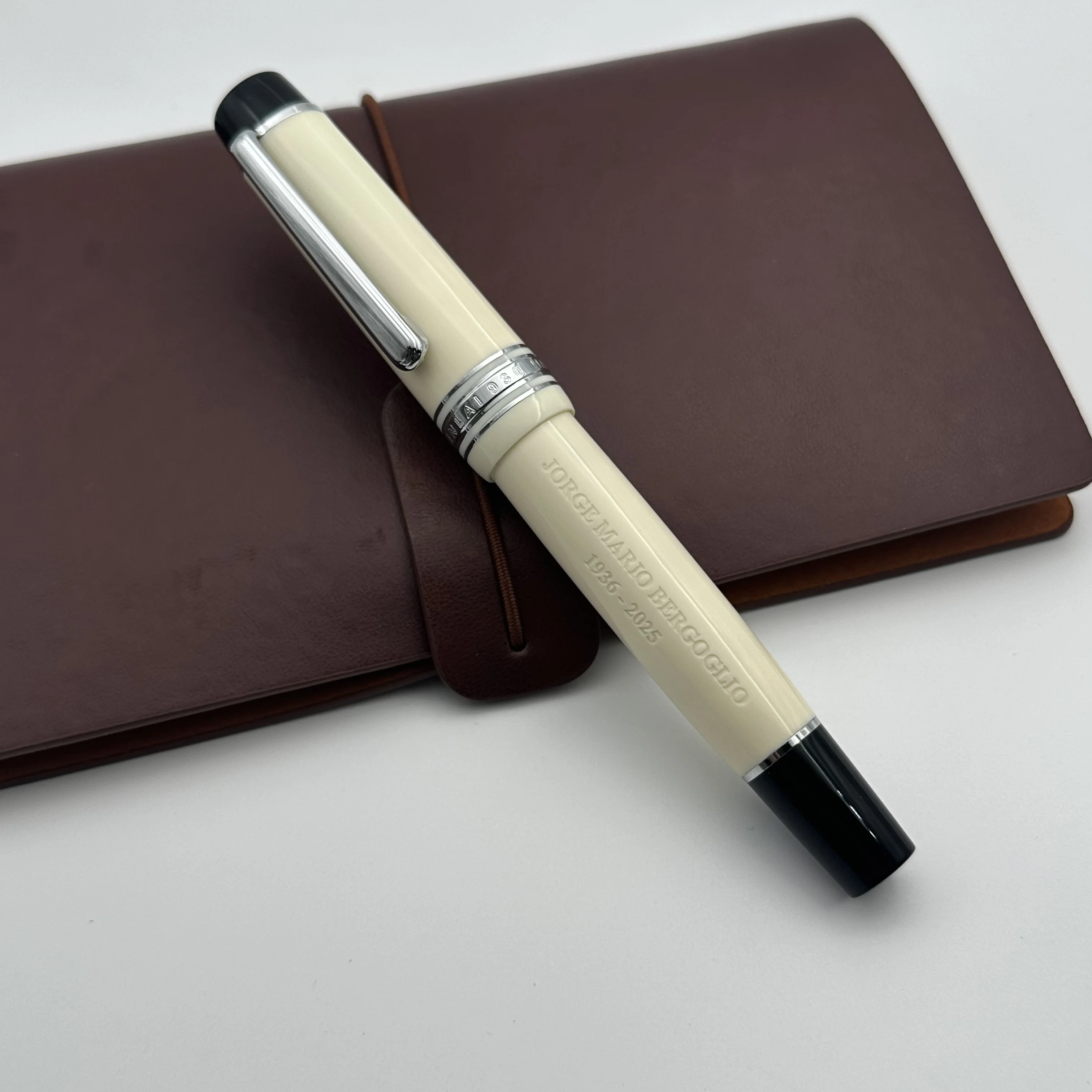 Pope White WingSung JUNLAI 930 Resin Fountain Pen Piston Filling