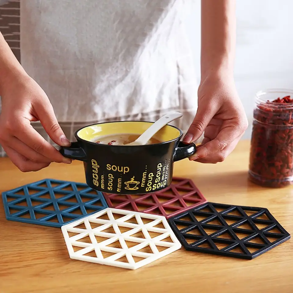 Set 4 Sottopentola In Silicone Per Cucina – Tappetini Termici Anti Calore 230°C, Facili Da Pulire, Lavabili, Quadrati (Nero)