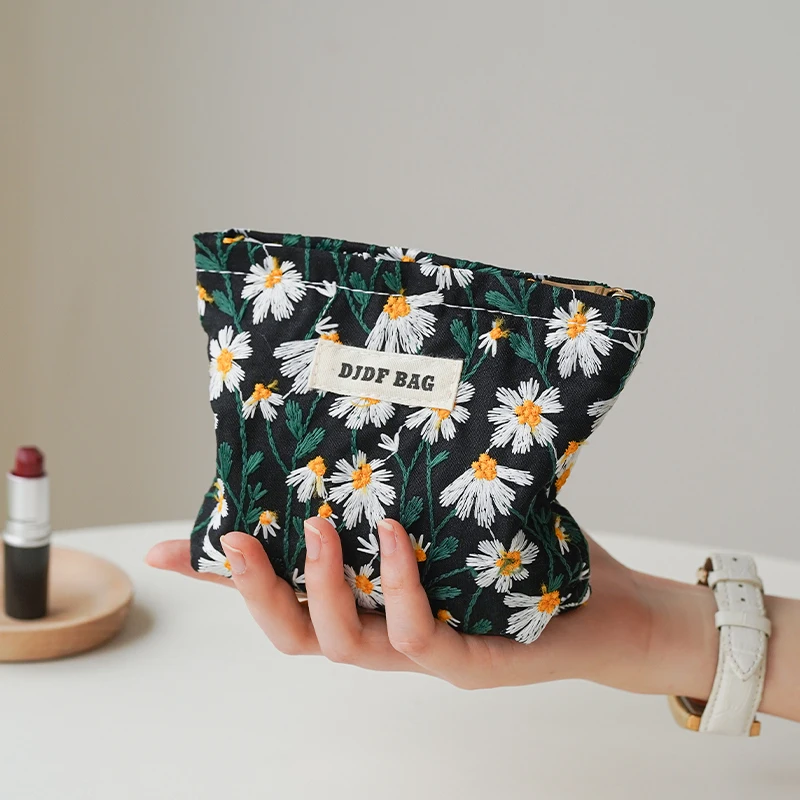 Elegant White Daisy Embroidered Women's Makeup and Accessory Bag