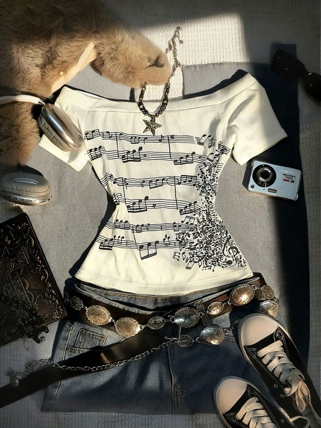 Schulterfreies Damen-Shirt mit Noten-Print, weißes, schmal geschnittenes Freizeit-Oberteil