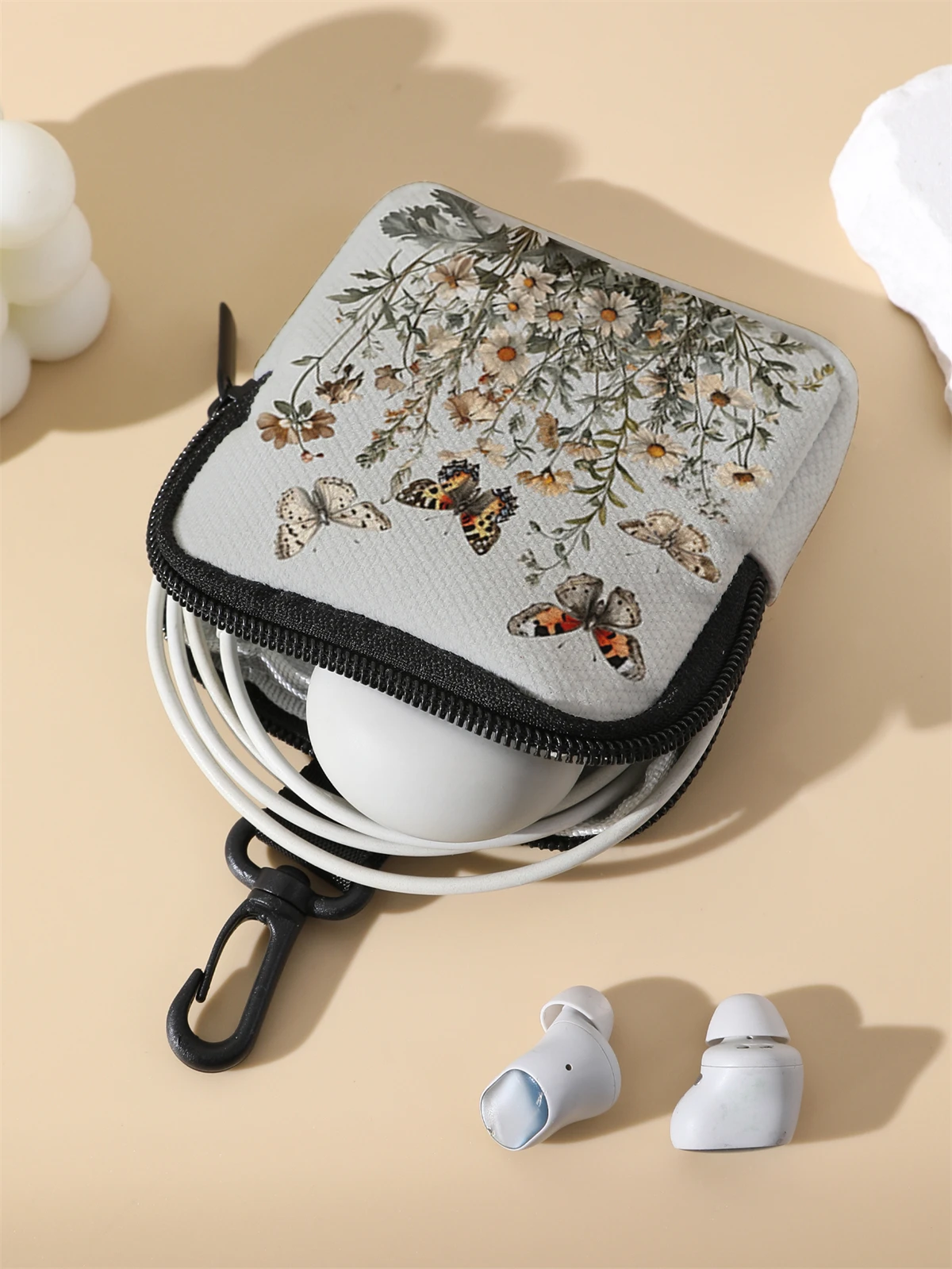 Large capacity coin wallets, digital printed wallets, and storage bags with floral patterns are ideal choices for gift giving