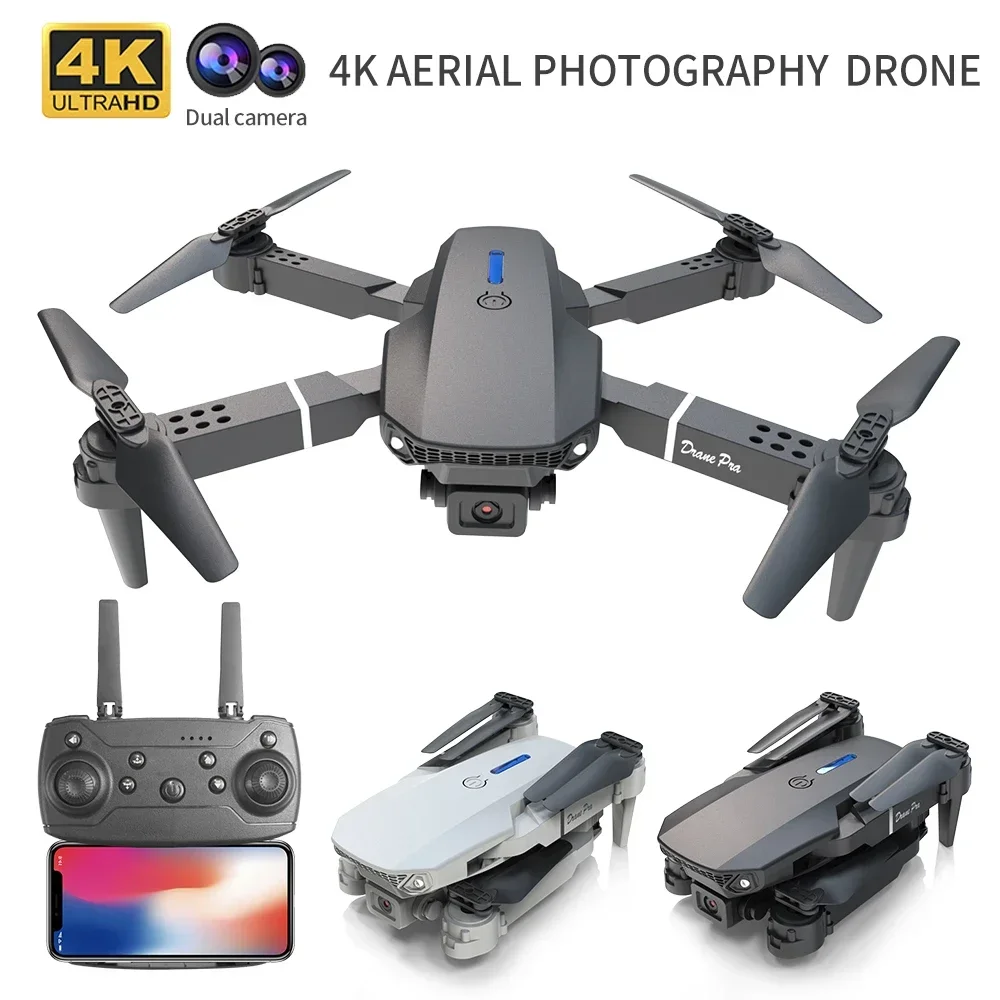 Drone pliable avec double caméra 4K en vol stationnaire, capturant une vue aérienne d'un paysage urbain au coucher du soleil.