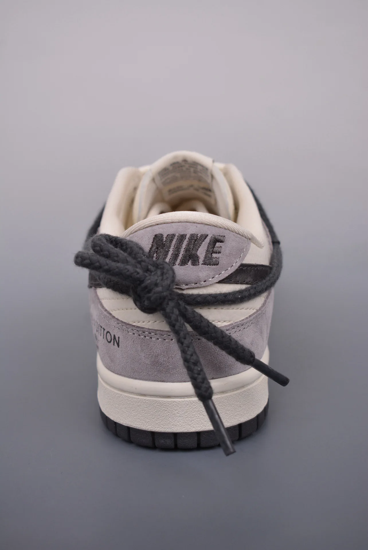 Рисунок 2 - Кроссовки Nike SB Dunk x Travis