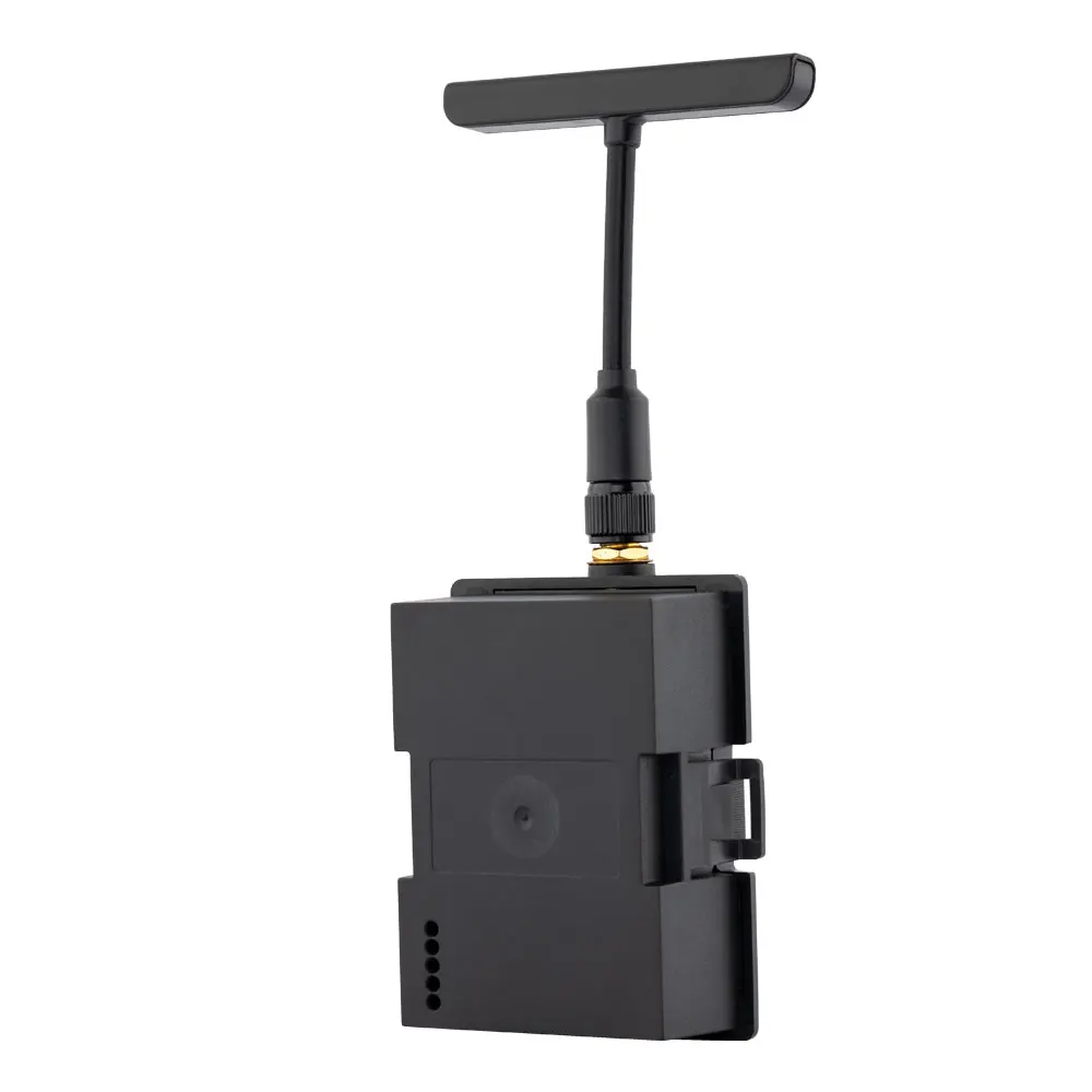 Le module ELRS Ranger Micro 2.4GHz F-1000Hz en main, illustrant sa taille compacte pour une utilisation nomade.