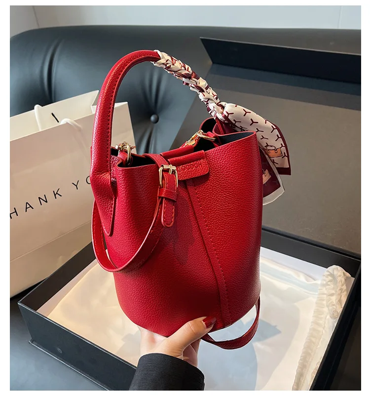 2026 Meistverkaufte Schlichte Hochwertige Damen-Umhängetasche aus PU-Material Vielseitige Bucket Bag Modische Handtasche für den Arbeitsweg – Detail 5