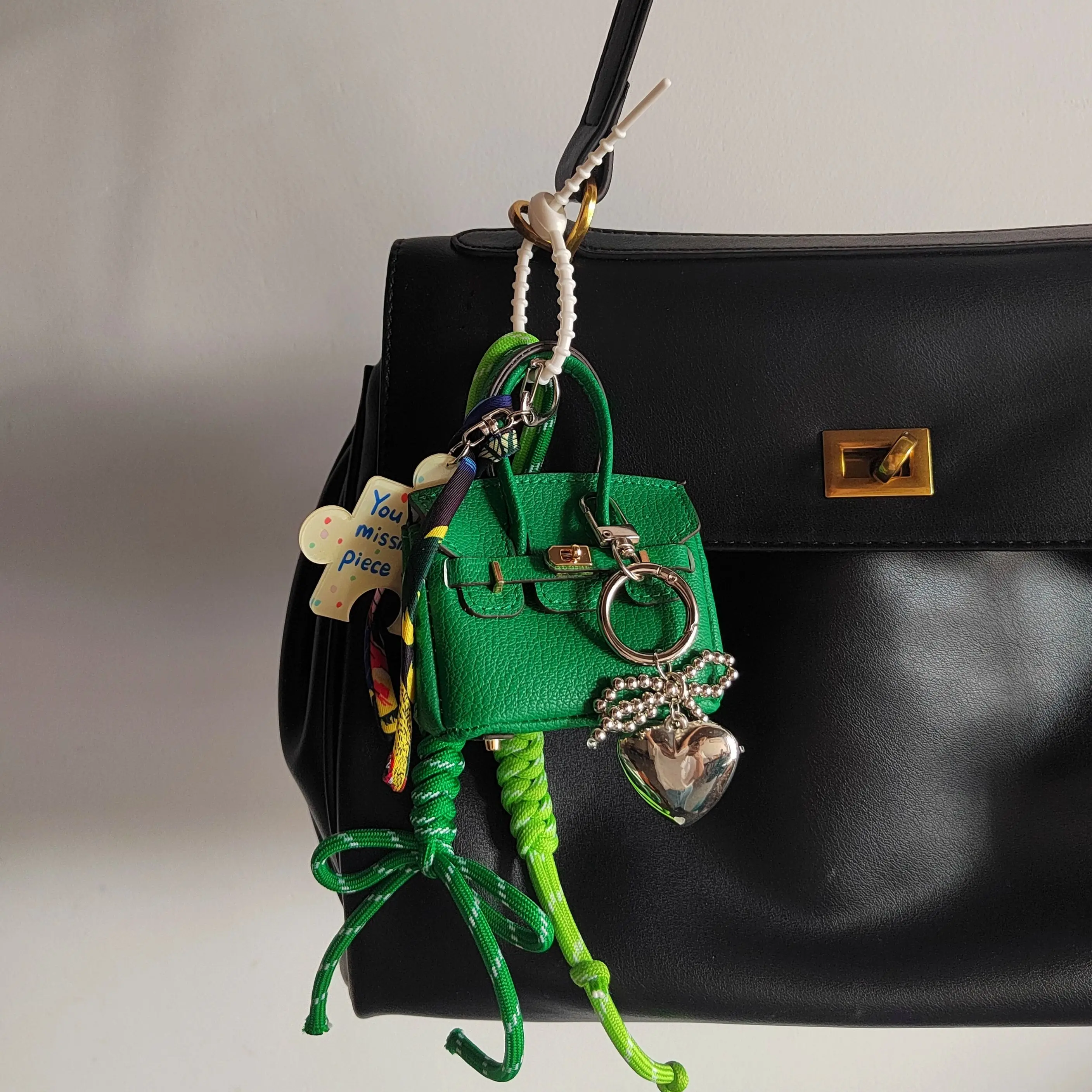 バッグチャーム MIU MIU5TL529_2CUI_F0237 BAG CHARM 遊び心あふれるミュウミュウの新作チャームで、いつものバッグを