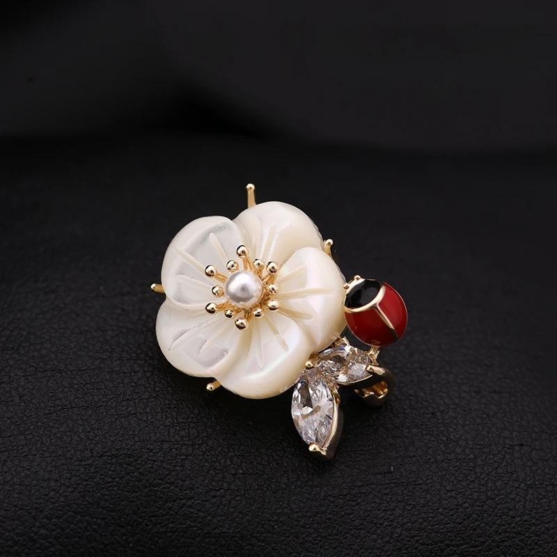 Natural Shell Flower Small Brooch Light Luxury All-Matching Clothes Neckline Fixing Pin Cute Shirt Anti-Exposure Buckle Jewelry