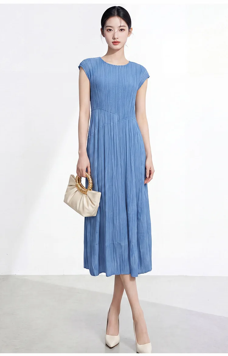 Lo splendido abito etereo di Miyake del 2026: gonna a trapezio a vita alta, vestibilità morbida, snellente, dallo stile delicato ed elegante. - Image 6