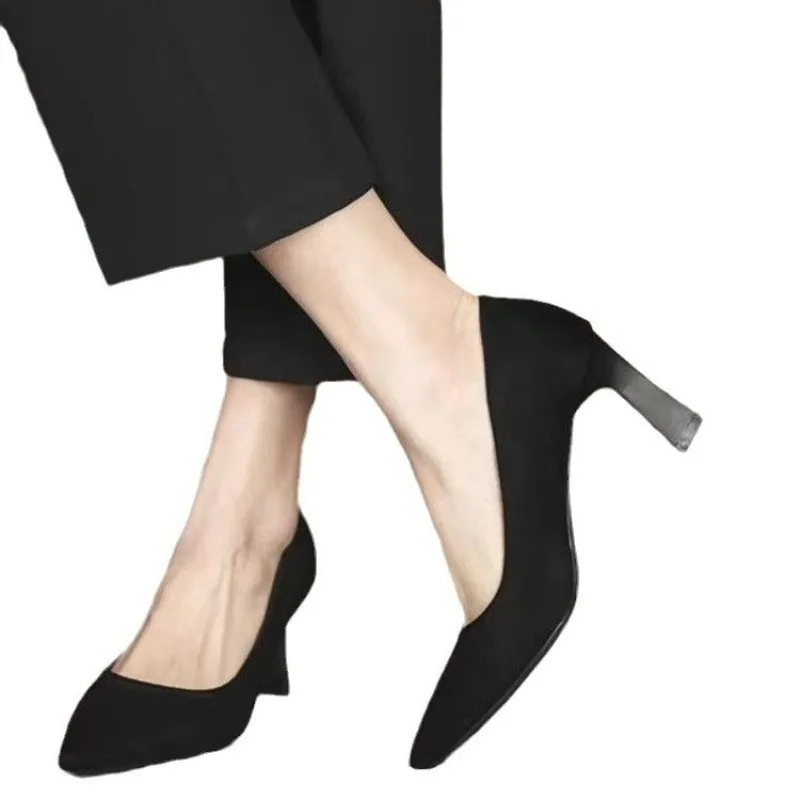 حذاء كعب أسود بتصميم ناعم