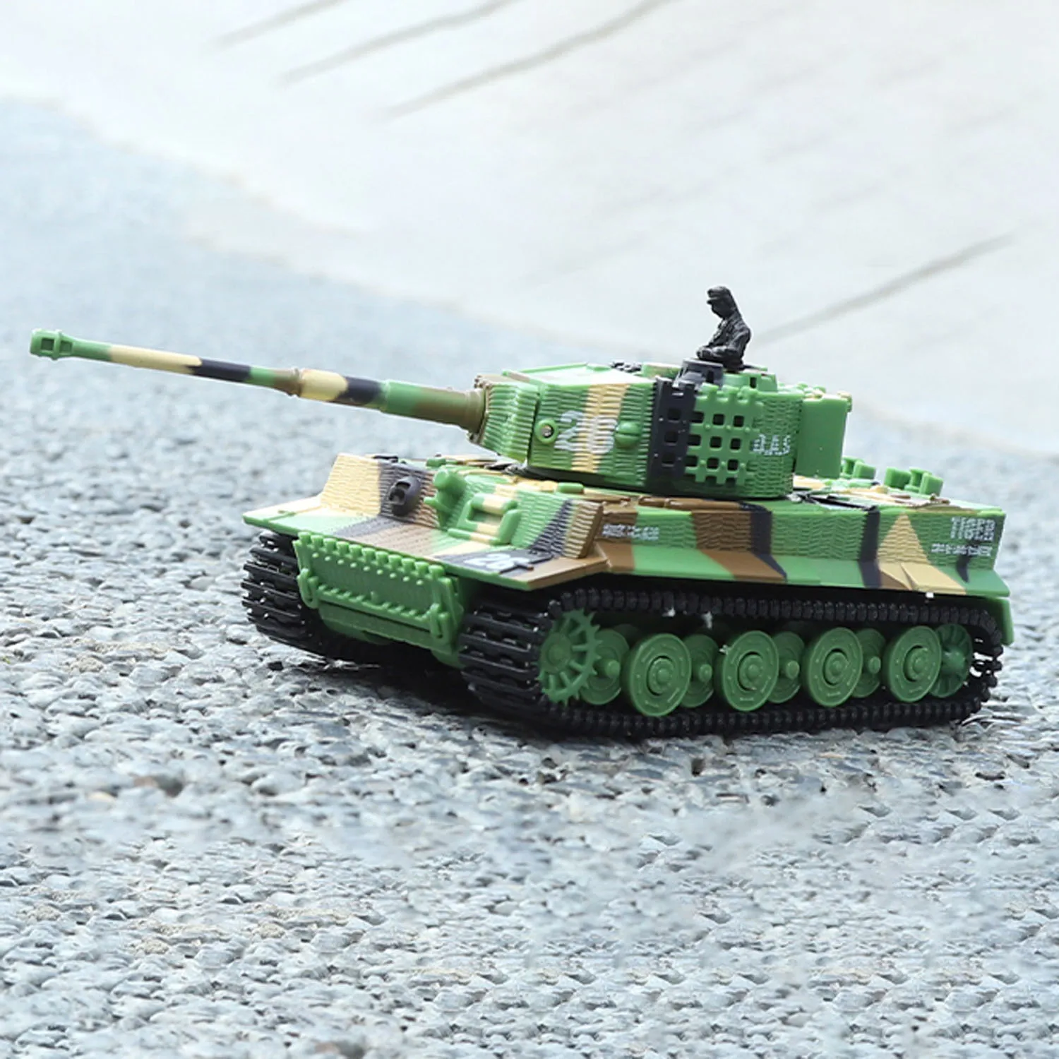 Remote Control Tank 1:72 Mini Remote Control Tank Model 360&deg;Rotation Portable with Sound Effects for Children