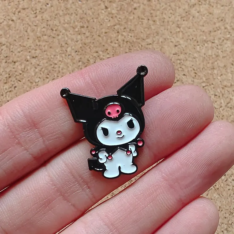 Sanrio Kuromi Spilla smaltata Hello Kitty Spilla Spille Distintivi sullo zaino Vestiti Cappello Gioielli di moda Accessori Regali