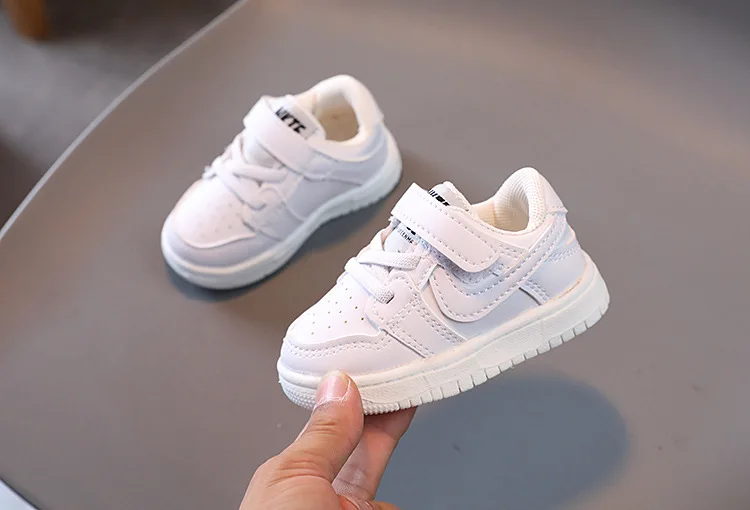 2025 Fashion Cool Baby Casual Shoes Solid All Seasons Infant Tennis 5 Stars Excellent Toddlers Classic Girls Boys Sneakers S3940171769354555bccf6d30f189c2f5w
