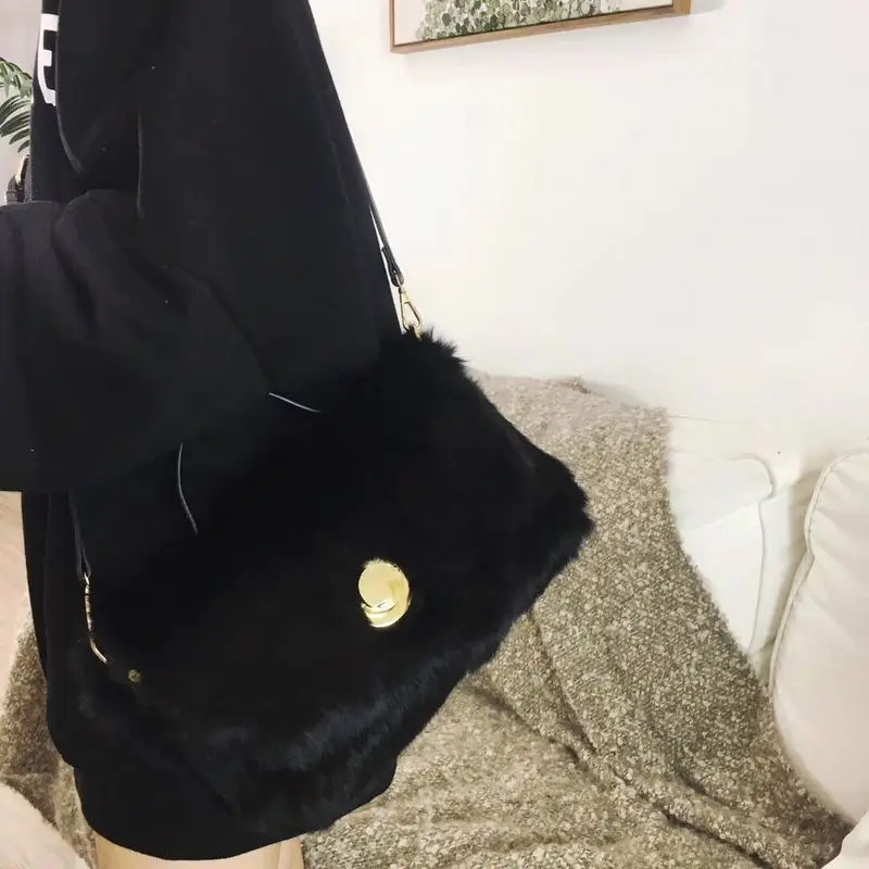 thumbnail image 1 of Bolso de marca de lujo para mujer, bolso de mano de piel de felpa de gran capacidad para otoño e invierno, bolso cruzado de un solo hombro con personalidad a la moda, 1 of 5